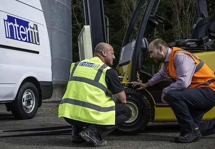 Instalación de llantas para montacargas con prensa móvil en sitio